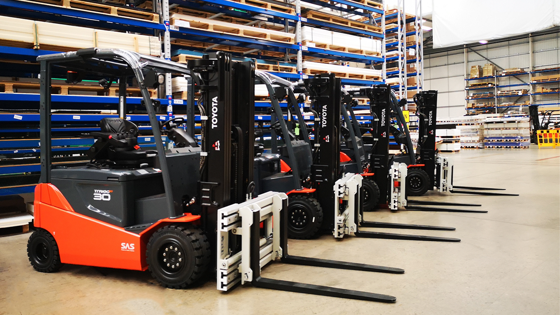 Oadby Plastics invests in 4 new counterbalance forklift trucks.