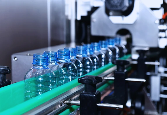 Conveyor belt image with plastic guard rails for the bottle and beverage industry